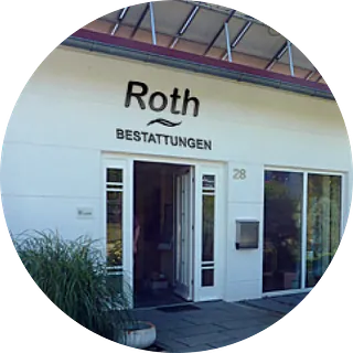 Eingang eines Gebäudes mit der Aufschrift 'Roth Bestattungen' über der Tür, Hausnummer 28